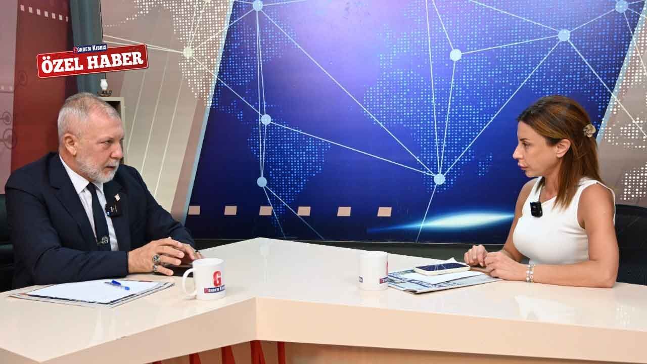 Akpınar konuşurken konuşma yapıyor; YDP’ye hitap eden bir siyasi ortam gösteriliyor