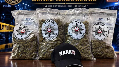 Metehan Kara Geçiş Kapısı'nda ele geçirilen 2 kilo uyuşturucu ile ilgili polis işlemi ve şüpheli paketler
