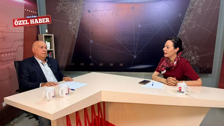 Asım Dedezade konuşurken soru yöneltiyor, arka planda nötr bir saha veya kürsü görünümü