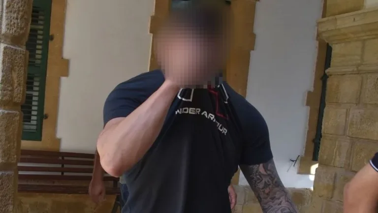 Uyuşturucu paketleriyle polis aracının yanında gözaltına alınan zanlı