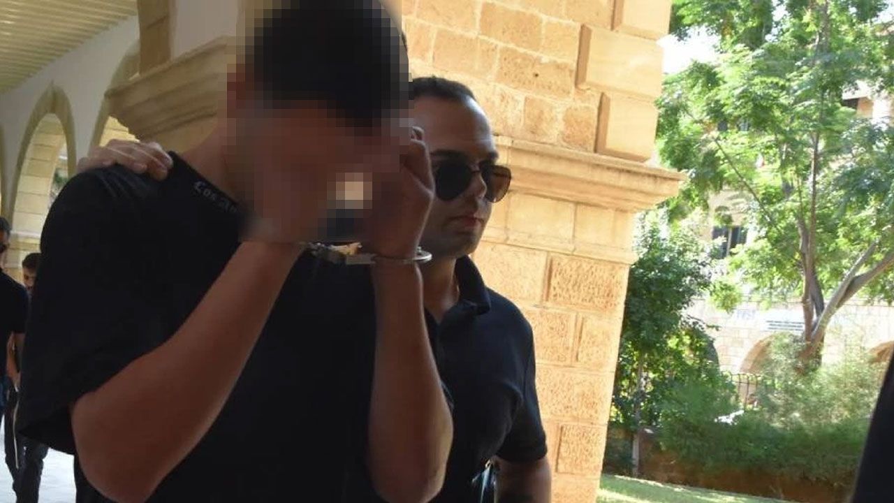 Altın, içki ve sigara hırsızlığı suçlamasıyla gözaltına alınan zanlının adliyeye sevk anı