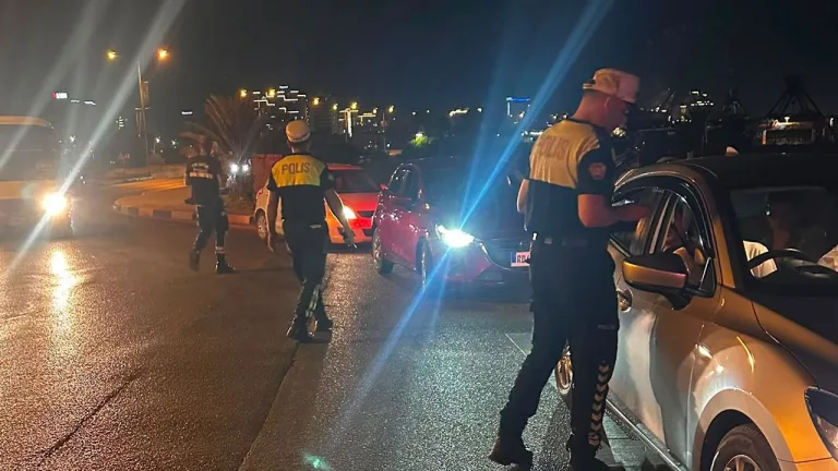 Polis ekiplerinin yol kenarında durdurduğu bir araç ve ceza işlemi uygulanırken çekilmiş sahne