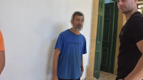 Lefkoşa’da polis tarafından ele geçirilen bonzai paketleri ve 134 bin TL nakit üzerinde duran masa