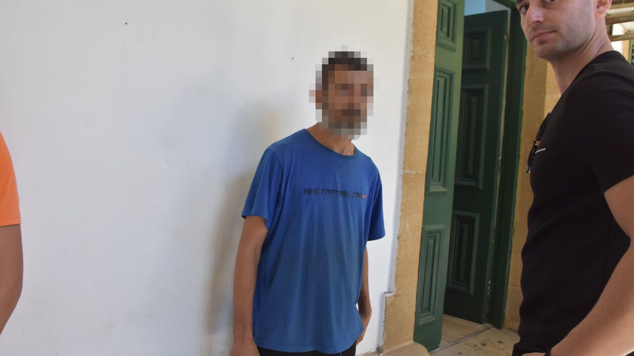 Lefkoşa’da polis tarafından ele geçirilen bonzai paketleri ve 134 bin TL nakit üzerinde duran masa