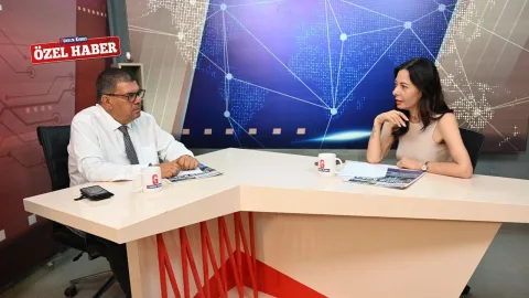 Devlet yetkilisi Berova konuşma yaparken mikrofon ve konuşma kürsüsü önünde