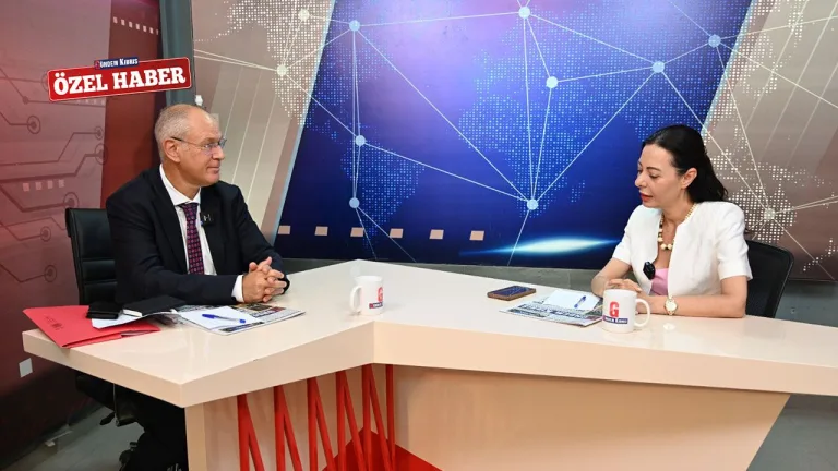 Hasipoğlu konuşurken gençlerin yanında duruyor, kararlı ve koruyucu bir ifade