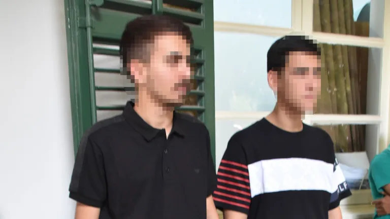 Lefkoşa'da bir galerinin önünde polis ve itfaiye ekipleri, olay yeri incelemesi yapıyor