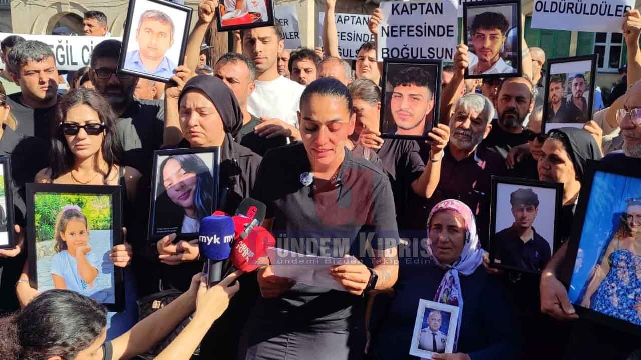 Yakınlarıyla birlikte cenaze işlemlerinin ardından bekleyen kişiler.