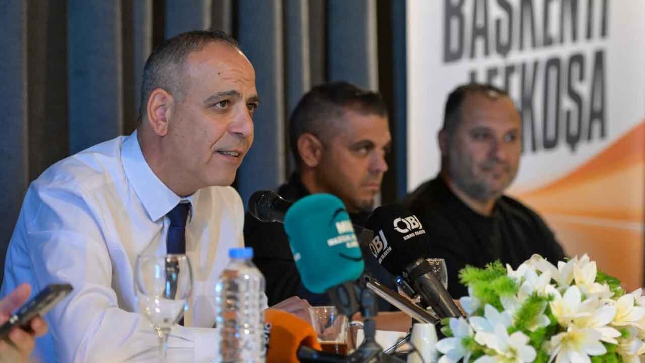 Harmancı konuşurken Lefkoşa’nın yeni stadyum ihtiyacını ve LTB’nin sürece dahil edilmesi gerektiğini vurguluyor