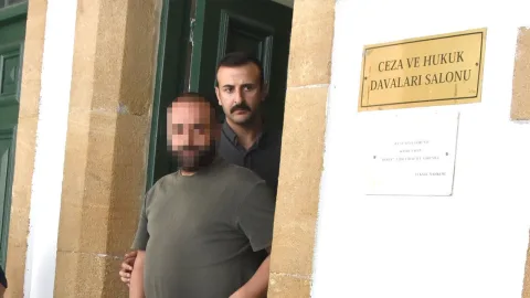 Cinayet zanlısına uyuşturucu verdiği iddiasıyla tutuklanan kişinin teminatla serbest bırakıldığı haberle ilişkili sokak veya adliye görüntüsü