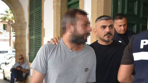 Uyuşturucu ticaretiyle suçlanan kişi Göçmenköy önünde ifade verirken görülüyor