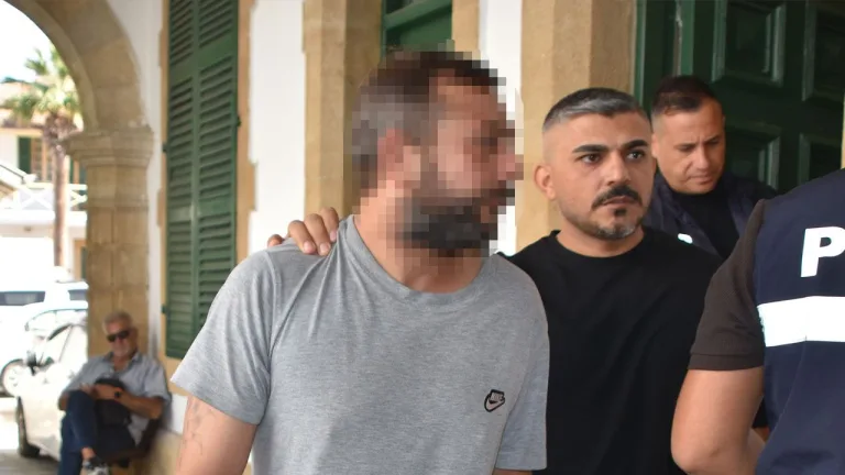 Uyuşturucu ticaretiyle suçlanan kişi Göçmenköy önünde ifade verirken görülüyor