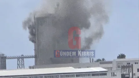 Haspolat’taki fabrikada itfaiye ekiplerinin söndürme çalışması ve mahsur kalan kişinin kurtarılma anı