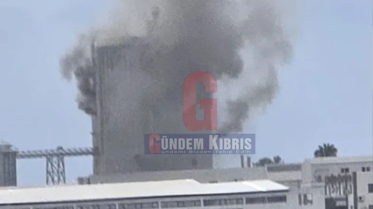 Haspolat’taki fabrikada itfaiye ekiplerinin söndürme çalışması ve mahsur kalan kişinin kurtarılma anı