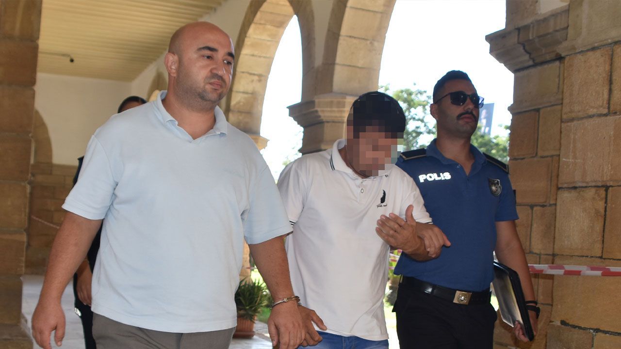 Eşini ölümle tehdit eden zanlının adliyeye sevk anı veya sorgu görüntüsüne dair kısa betimleme