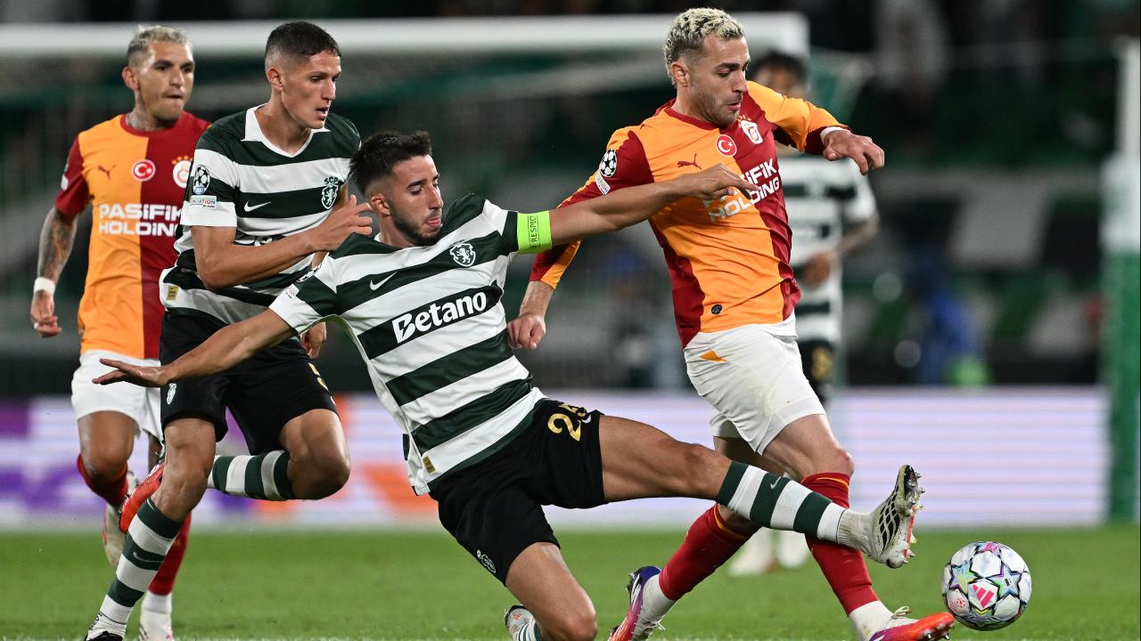 Galatasaray oyuncuları maç sırasında sahada mücadele ediyor