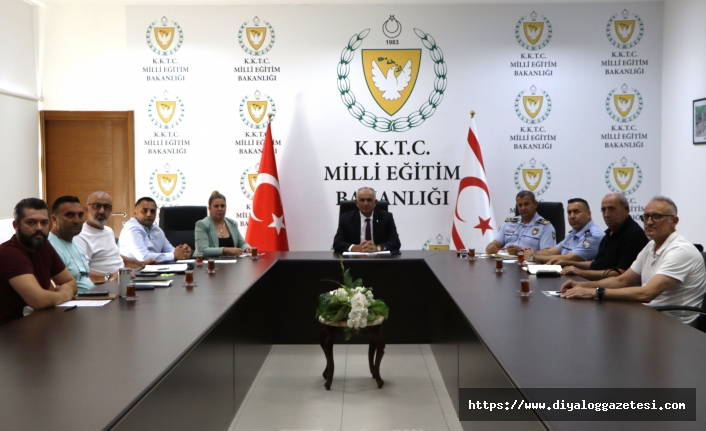 Geniş katılımlı toplantı salonunda oturan ve konuşan katılımcılar
