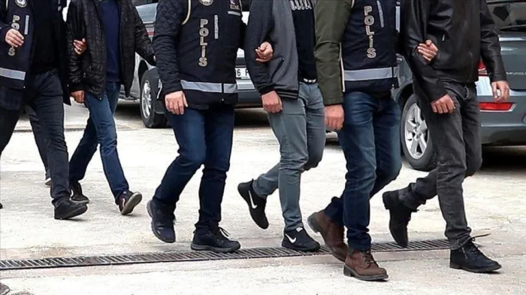 Çeşitli araçlar ve polis ekipleri eşliğinde operasyon yapılan alana ilişkin görüntü
