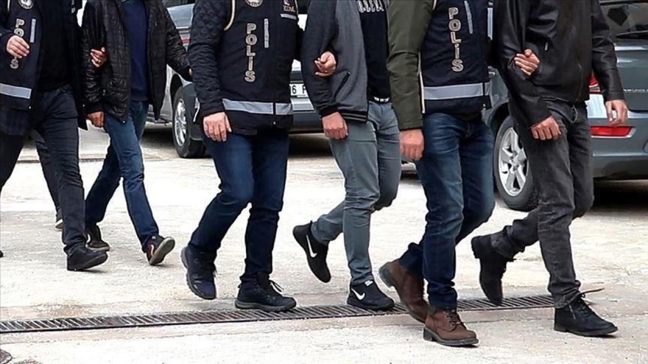 Çeşitli araçlar ve polis ekipleri eşliğinde operasyon yapılan alana ilişkin görüntü