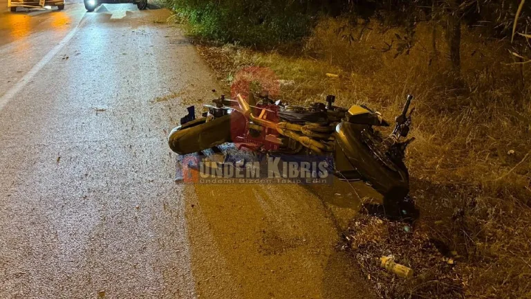30 yaşındaki motosiklet sürücüsü kazada yaşamını yitirirken araçlar ve ekipler olay yerinde