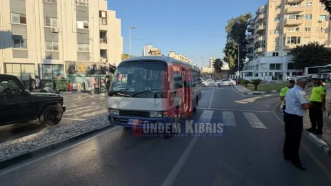 Girne’de yol üzerinde yerde yatan kadının ve olay yerine gelen sağlık görevlilerinin görüntüsü