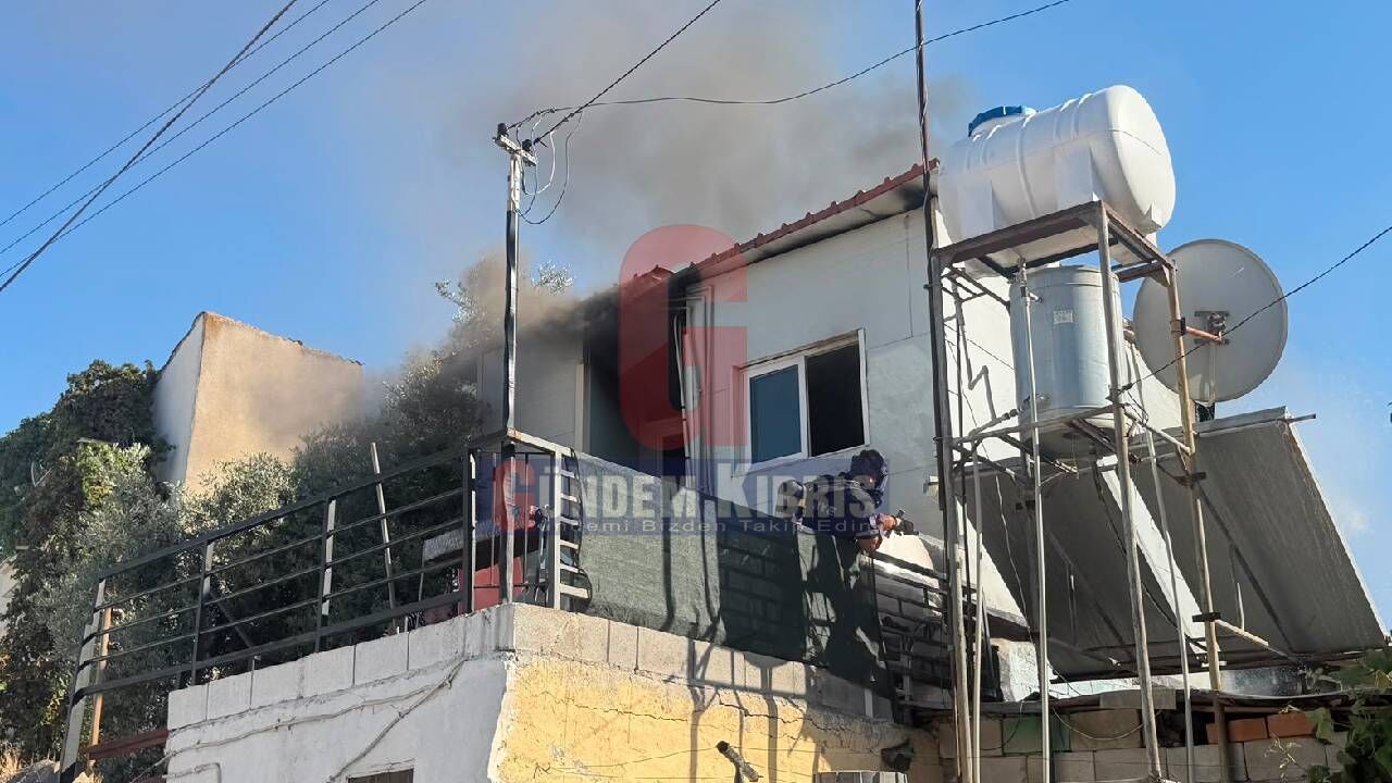 Surlarıçi’nde büyük hasarlı bir evin dış cephesi ve itfaiye müdahalesine dair kesit