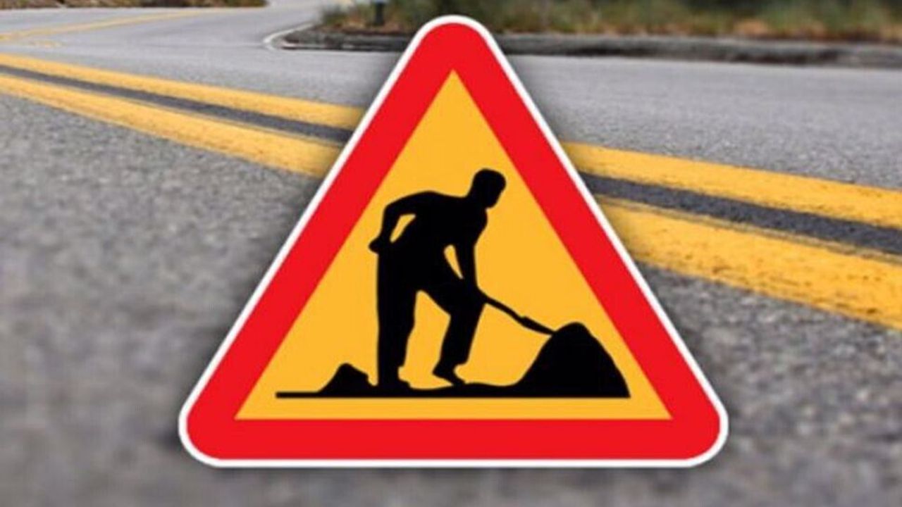 Çayırova-Pamuklu anayolunda yol bakım ve onarım çalışması uyarı levhası ve şerit daralması