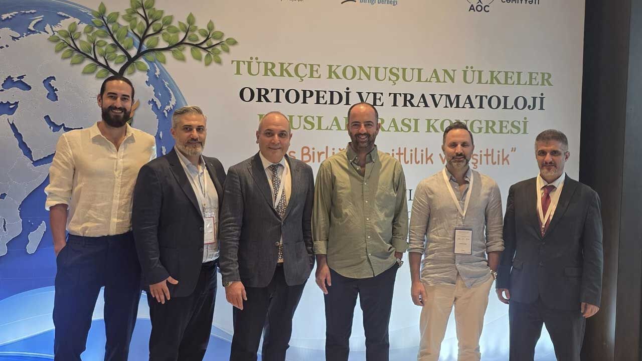 Kıbrıslı Türk hekimlerin Bakü’deki uluslararası kongrede bir araya geldiği grup fotoğrafı