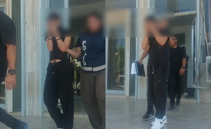 İki tutuklu kişi kelepçeli halde, çevrelerinde güvenlik görevlileri bulunuyor