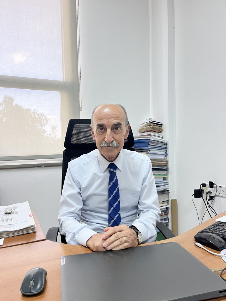 Prof. Dr. Nedim Sezgin konuşuyor veya poz veriyor, ciddi bir ifadeyle kadavra bağışını insanlıığa hizmet olarak vurguluyor
