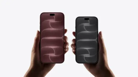 iPhone 18 Pro'nun zarar görmüş bir modeli ve onarım süreçlerine dair Apple logosu veya teknik servis ortamını andıran sahne
