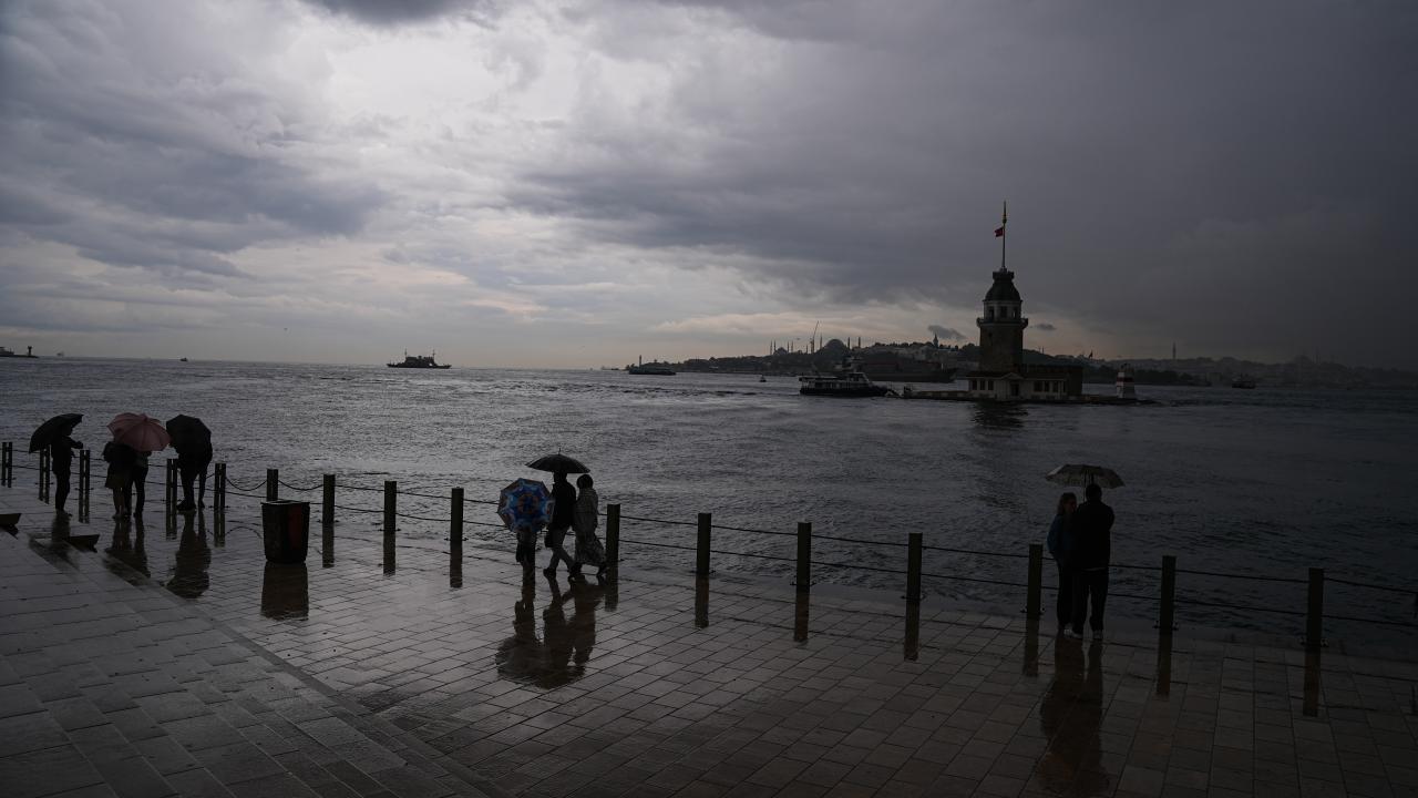 Serin ve yağışlı havayı simgeleyen bulutlu gökyüzü ve yağmur damlaları görseli