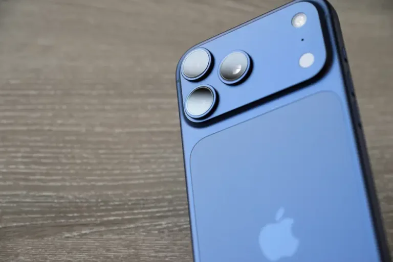 iPhone 18 Pro modeli ve Apple logosunu çağrıştıran lansman tanıtım görseli