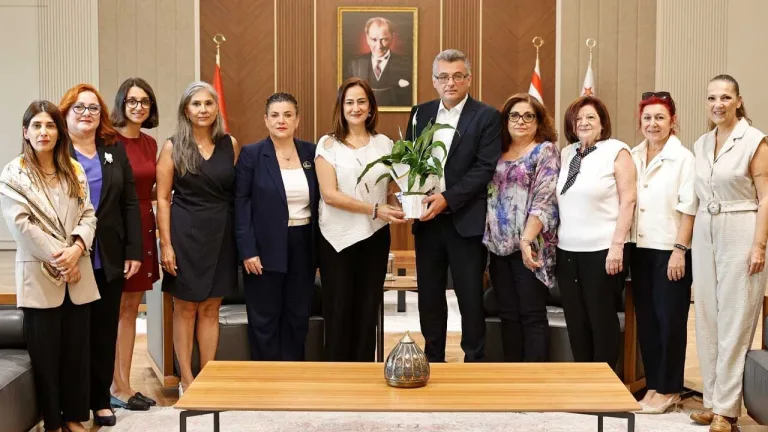 CTP Kadın Örgütü üyeleri Cumhurbaşkanı Erhürman’ı ziyaret ederken birlikte duruyor