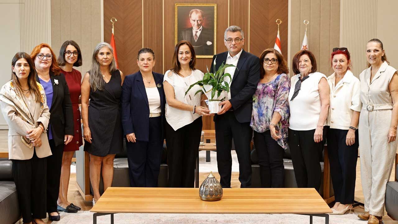 CTP Kadın Örgütü üyeleri Cumhurbaşkanı Erhürman’ı ziyaret ederken birlikte duruyor
