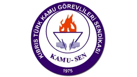 Kamu Emekçileri Sendikaları Konfederasyonu üyeleri, Merkezi Cezaevi önünde grev uyarısı etkinliği düzenliyor