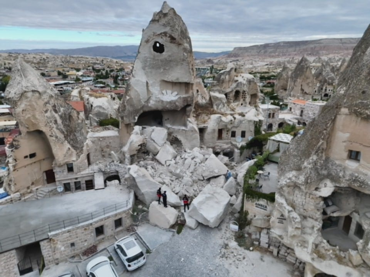 Nevşehir'de peribacasının bir bölümü çöktü