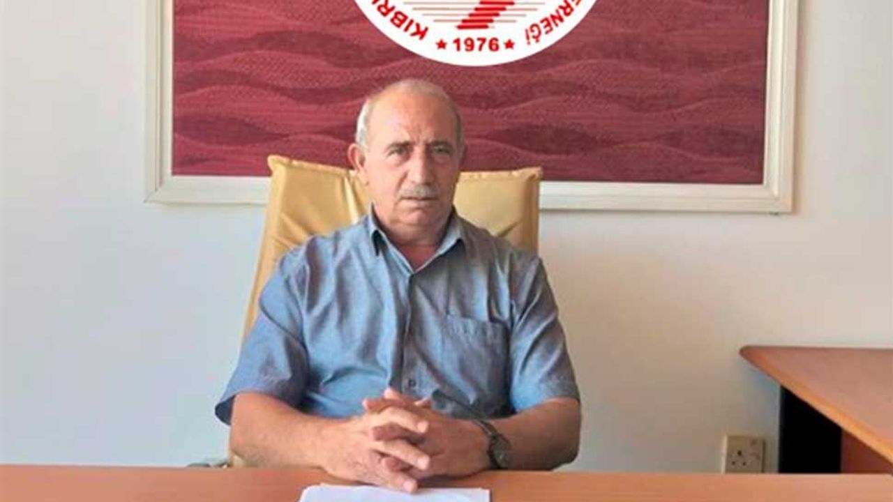 Topaloğlu konuşurken mikrofon ve arka planda toplantı ortamı