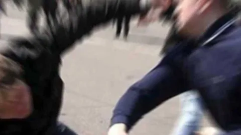Ortaköy’de darplı kişiye ilk yardım yapılırken yüzü ve eline bakılan sahne
