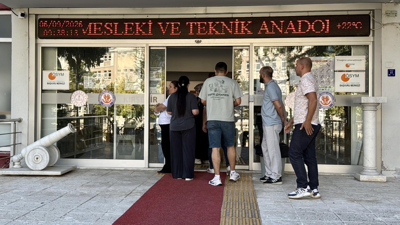 KPSS Genel Yetenek ve Genel Kültür oturumları sonrası sınav salonu veya adayların çıkışıyla ilgili nötr bir sahne