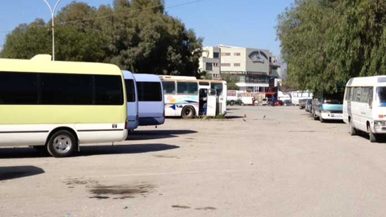 OKULLARIN Yarın da öğrencileri taşımayacaklarına dair haber başlığıyla ilişkilendirilebilecek nötr bir görsel açıklaması yok