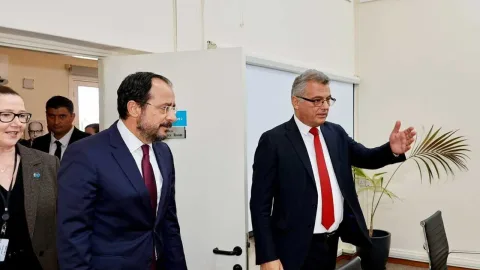 Erhürman ile Hristodulidis görüşürken yan yana oturuyorlar