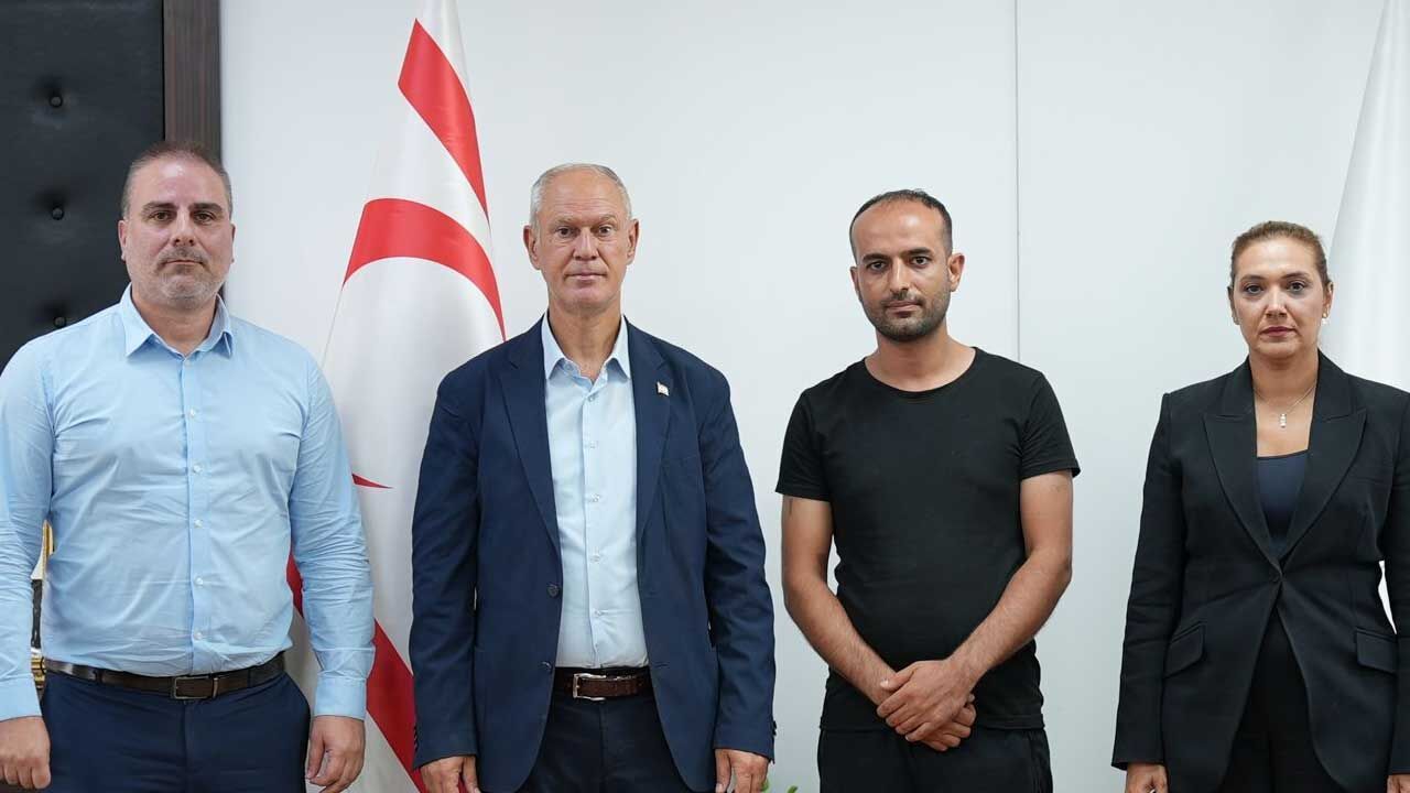 Hasipoğlu, Kazazede Canbolat’a destek verirken görüntüleniyor