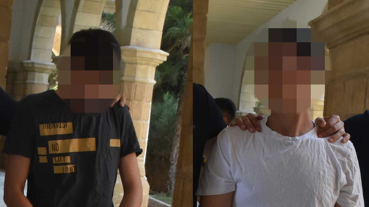 Galerinin dış cephesi, gece görüntüsü; polis ekipleri olay yerinde inceleme yapıyor