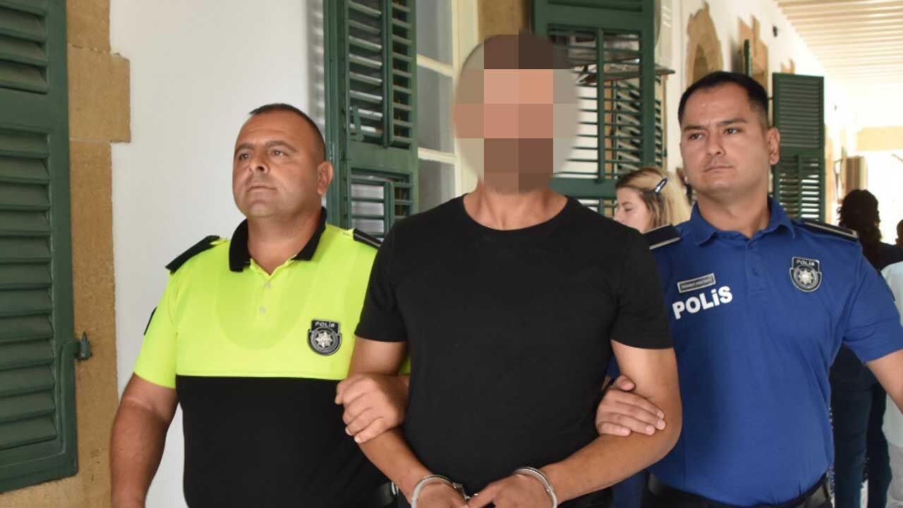 Polis ekipleri olay yerinde araştırma yapıyor; emniyet şeridi ve bir aracın lastiği patmış halde görülüyor