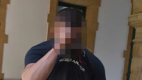 Uyuşturucu poşetleriyle masada duran zanlının elleri ve polis ekipleri