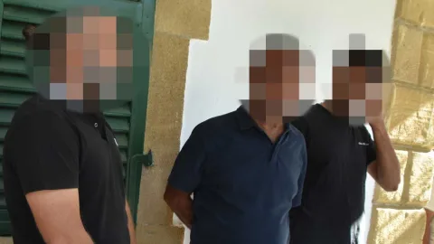 Adliye binası önünde elleri kelepçeli zanlıların adli mercilere sevk anı