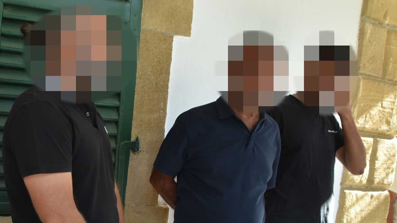 Adliye binası önünde elleri kelepçeli zanlıların adli mercilere sevk anı