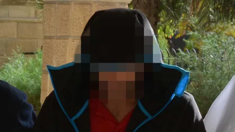 Lefkoşa’daki ev aramasında ele geçirilen kokain, hintkeneviri paketleri ve tabanca üzerinde yakın plan düzenleme