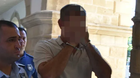 Ercan Havalimanı'nda ele geçirilen cinsel güç haplarına ilişkin operasyonla ilgili polis yetkilileri ve deliller masada